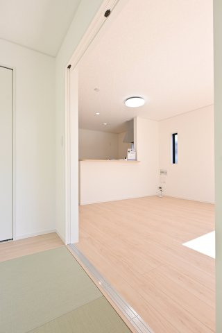 【和室】 | 太田市大原町第10　新築戸建て | 和室からもリビングやキッチンの様子がよく見えるので小さなお子様がいるご家庭も安心です♪