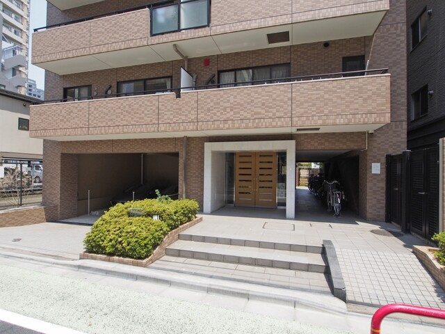 サンマンションアトレ飯田橋のエントランス|「飯田橋」駅徒歩８分！平成１１年築・オートロック＆宅配ボックス付きマンション、サンマンションアトレ飯田橋は即日現地案内可能となっておりますので、お気軽にお問い合わせください！
