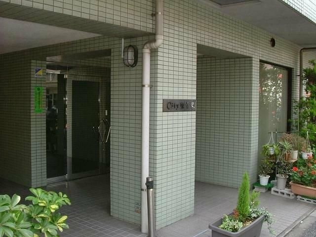 シティ東十条のエントランス