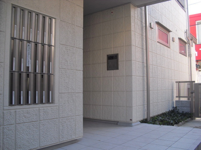 Ｗｅｓｔ　Ｖｉｌｌａｇｅのエントランス|防犯設備充実　ＴＶモニタ付のオートロック