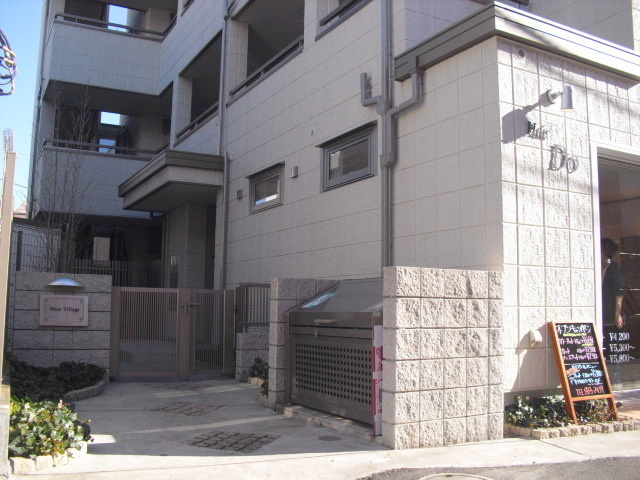 Ｗｅｓｔ　Ｖｉｌｌａｇｅのエントランス|綺麗でゆったりしたエントランスアプローチ　安心のオートロック付