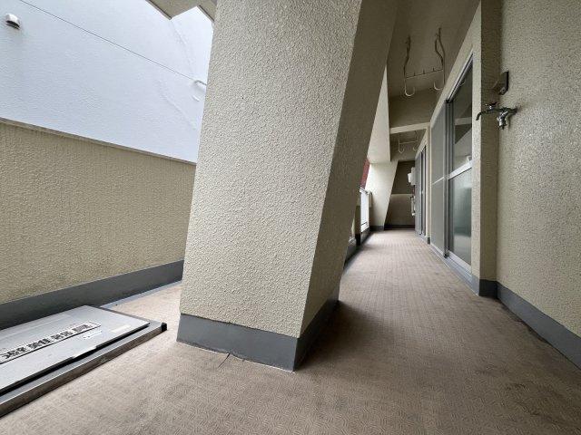 シャンピア大濠のバルコニー|大きなバルコニーは柔らかい風を運んできます…♪
洗幅が広くクリーンな印象のバルコニー☆
洗濯物もたく