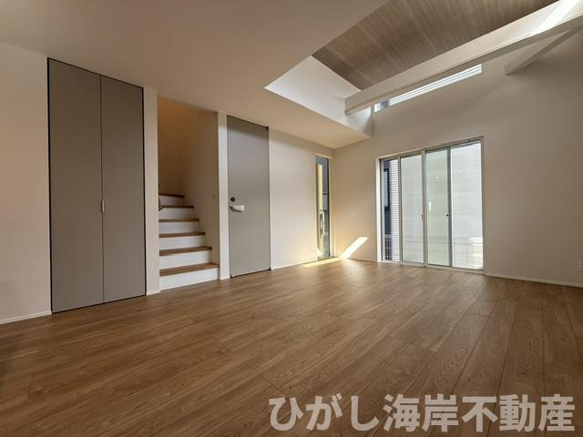茅ヶ崎市西久保　新築戸建　全４棟の居間・リビング|16.5帖　勾配天井のLDK
