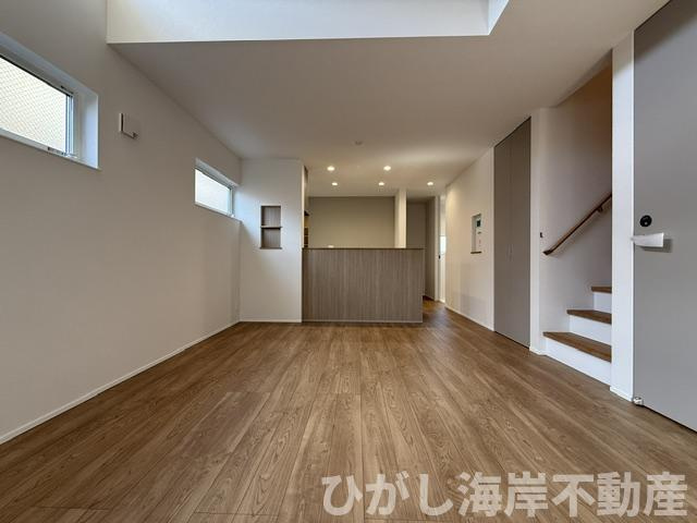 茅ヶ崎市西久保　新築戸建　全４棟の居間・リビング|16.5帖　勾配天井のLDK