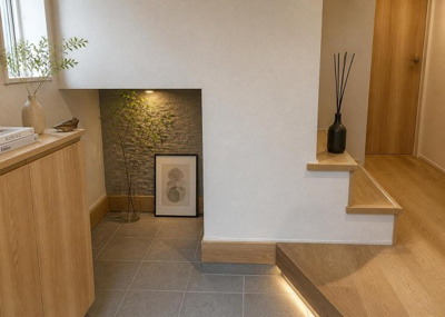 【玄関】 | 相模台ハイツ　Ｄ棟 | 玄関には下足入れ（シューズボックス）を新設いたしました。家族全員の靴をすっきりと整理収納でき、玄関周りを常に綺麗に保てます。ドアホンも設置され来客時の対応もスムーズに行える仕様となっています。