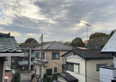 【展望】 | 相模台ハイツ　Ｄ棟 | 2階部分のバルコニーからの眺望です。前面棟がなく視界が開けているため、良好な風通しと明るい日光を享受できます。周辺の閑静な街並みを一望でき、四季の移ろいを感じながら過ごせる気持ちの良い眺めです。