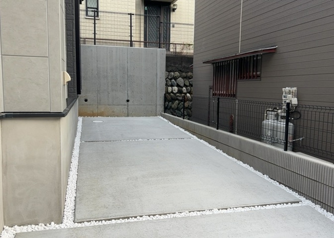 【駐車場】 | 相模台ハイツ　Ｄ棟 | 敷地内に用意された平面駐車場スペースです。愛車の管理や乗降がしやすい設計となっております。空き状況については時期により変動いたしますので、ご検討の際は事前に担当スタッフまでお気軽にお尋ねください。