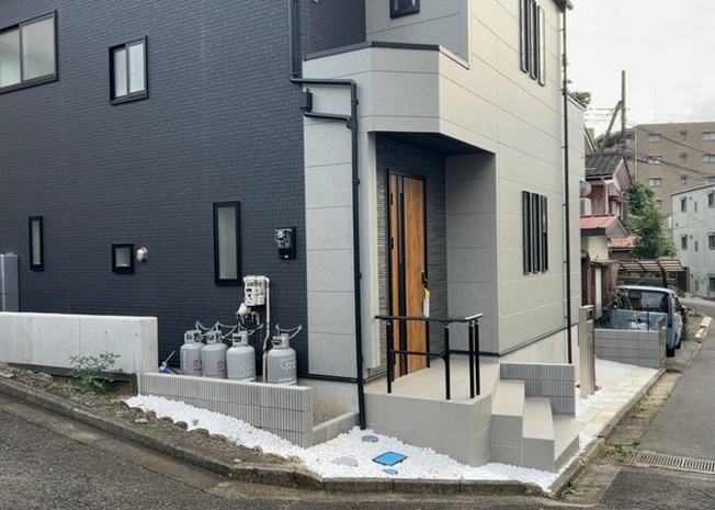 【庭】 | 相模台ハイツ　Ｄ棟 | 敷地内の緑豊かな環境や屋外スペースの様子です。周辺は交通量が少なめで静かな住環境が整っています。相模台ハイツD棟の落ち着いた敷地内雰囲気や管理状況について、ぜひ現地見学時に直接お確かめください。
