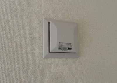 【冷暖房・空調設備】 | 相模台ハイツ　Ｄ棟 | 全居室に複層ガラス（複層サッシ）を採用しており、高い断熱効果を発揮します。夏は涼しく冬は温かい室温を保ちやすいため、エアコンなどの冷暖房効率を向上させ省エネルギー対策にも貢献する快適な仕様です。