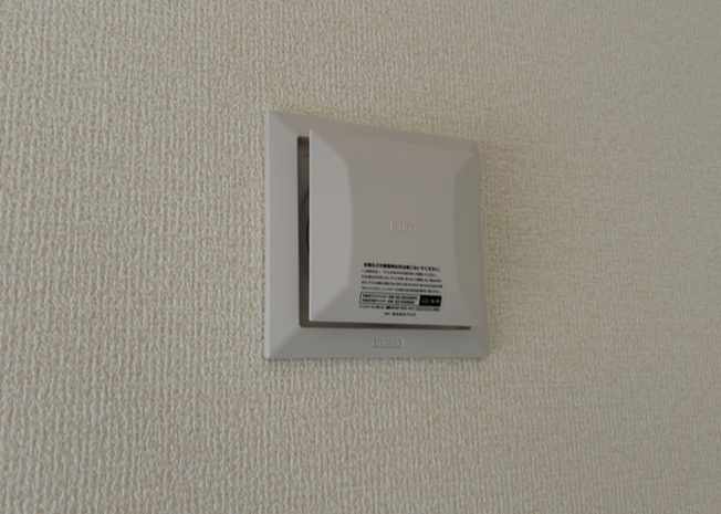 【冷暖房・空調設備】 | 相模台ハイツ　Ｄ棟 | 全居室に複層ガラス（複層サッシ）を採用しており、高い断熱効果を発揮します。夏は涼しく冬は温かい室温を保ちやすいため、エアコンなどの冷暖房効率を向上させ省エネルギー対策にも貢献する快適な仕様です。