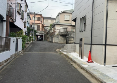 【外観】 | 相模台ハイツ　Ｄ棟 | 前面道路は幅員が確保されており、車の出し入れやすすれ違いもスムーズに行えます。街頭や歩道も整備された閑静な住宅街で、近くにはスーパーも徒歩10分以内に揃うなど生活利便性の高い好立地となっております。