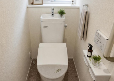 【トイレ】 | 相模台ハイツ　Ｄ棟 | 温水洗浄便座を新備した清潔感あるトイレです。壁面や床材も一新され、心地よいプライベート空間に仕上げられています。収納やペーパーホルダーなど日々の使い勝手にも配慮されたリフォーム済みの設備です。