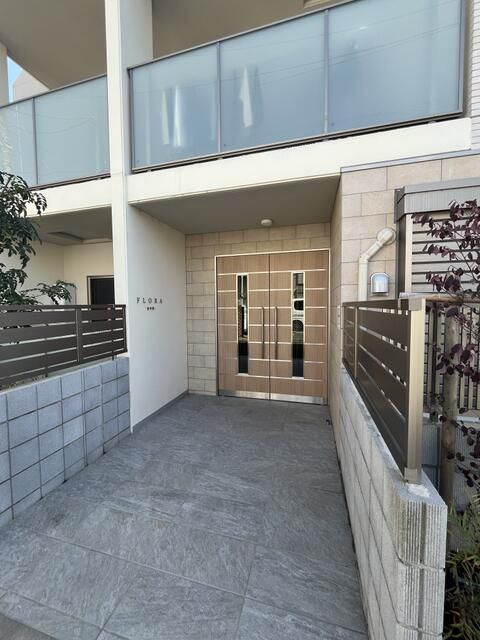 FLORA東中野のエントランス