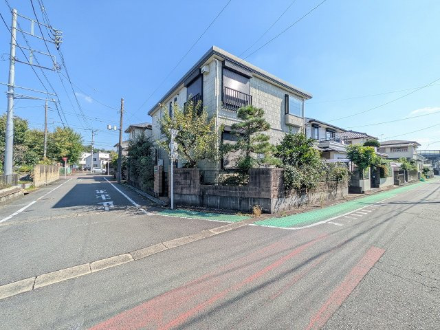 八王子市　楢原町　中古戸建て（6LDK）の前面道路含む現地写真|～北西側5.9ｍ・南西5.9ｍに面しています～