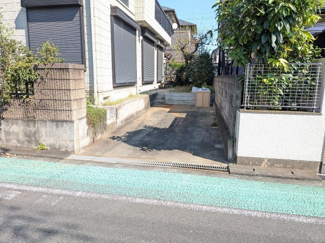 八王子市　楢原町　中古戸建て（6LDK）の駐車場|～カースペースは1台分～