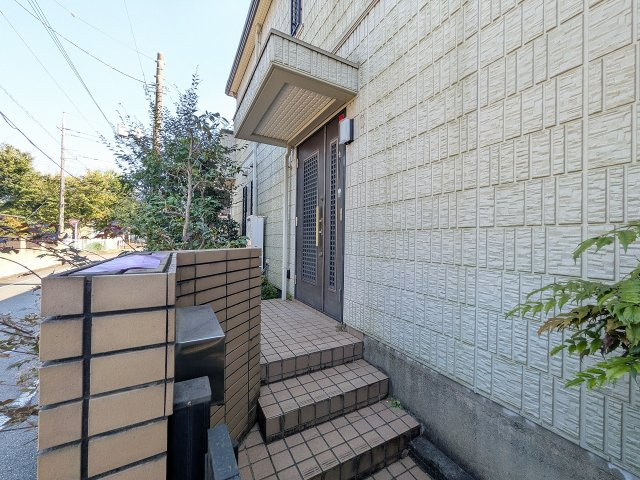八王子市　楢原町　中古戸建て（6LDK）の玄関|～家具の搬入がしやすい親子扉　安心のWロックキーを採用～
