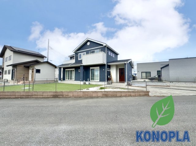 【中古戸建】邑楽郡邑楽町大字中野の外観|■外観｜室内の隅まで陽射しが差し込みやすい全居室南向き♪リビングやバルコニーからお子様の遊ぶ姿を見守ることができます。