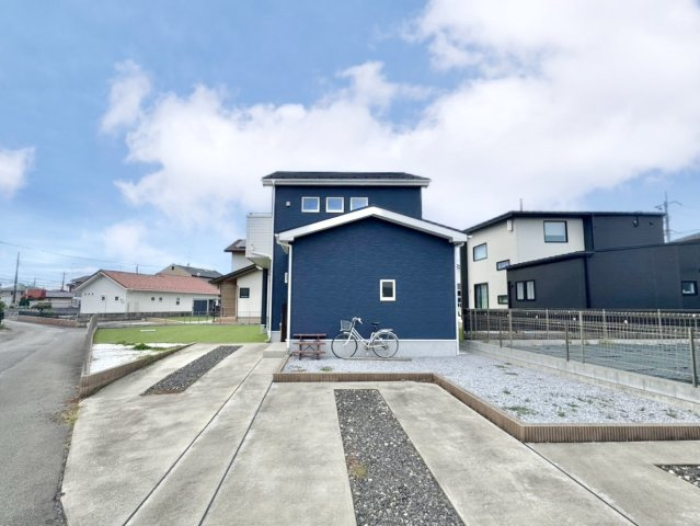 【中古戸建】邑楽郡邑楽町大字中野の外観|■外観｜広々とした駐車スペースで楽々駐車可能！お買い物後もスムーズにお荷物を運べます♪