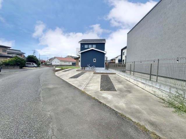 【中古戸建】邑楽郡邑楽町大字中野の外観|■外観｜住宅街の中でも圧迫感が少なく、のびのびとした暮らしが叶う立地となっています♪