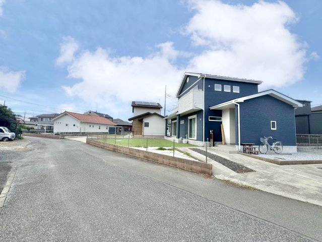 【中古戸建】邑楽郡邑楽町大字中野の外観|■外観｜周囲の見渡しが良く、車の出入りの際も安全確認がしやすいため、小さなお子様がいるご家庭でも安心です♪