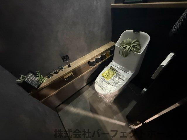 田口1丁目リノベ戸建のトイレ|落ち着いた色調のトイレです