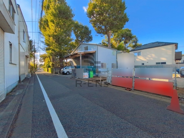 【前面道路含む現地写真】 | 練馬区高松６丁目　新築戸建て　１号棟 | 南側5.5ｍ道路に面し、陽当り良好で開放感がございます