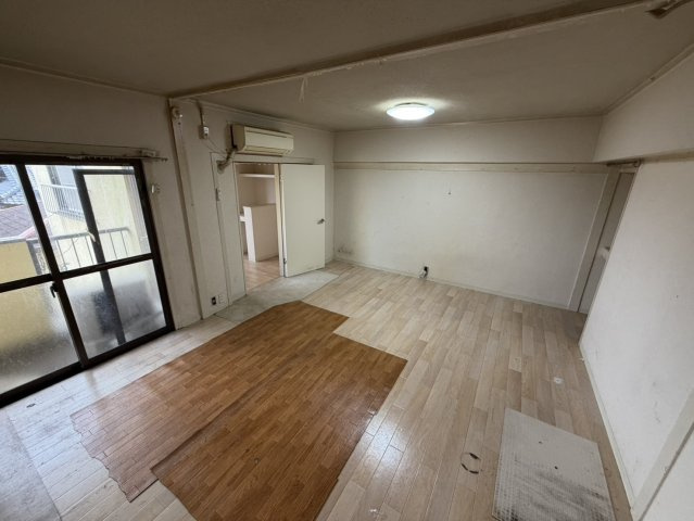 埼玉県久喜市野久喜　久喜コーポ1号棟の居間・リビング|家具配置の工夫で空間の使い分けを楽しめる洋室です。