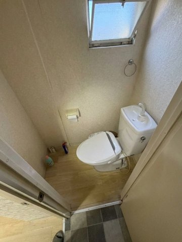 埼玉県久喜市野久喜　久喜コーポ1号棟のトイレ|窓からの自然換気が可能で、清潔感を保ちやすいトイレです。