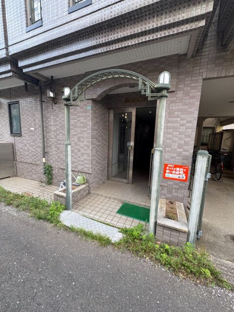 岡田ビルのエントランス