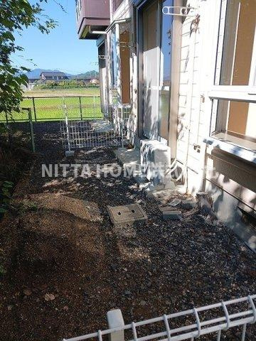 ポートさくら のエントランス|１階はテラスが付いています♪