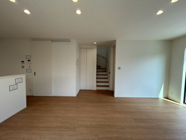 糸満市大里　１号棟　築浅戸建の居間・リビング|リビング17.6帖