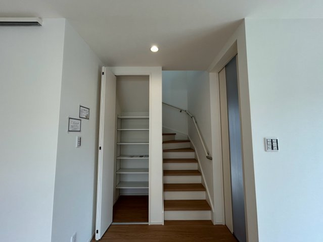 糸満市大里　１号棟　築浅戸建のその他|リビング収納