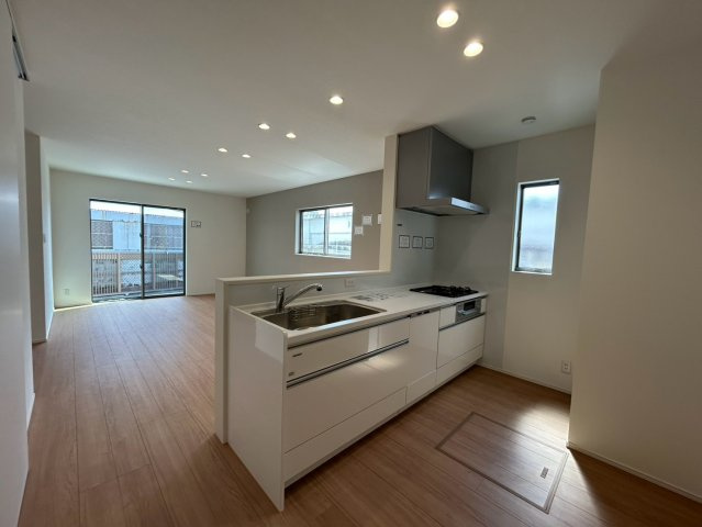 糸満市大里　１号棟　築浅戸建のキッチン|キッチン