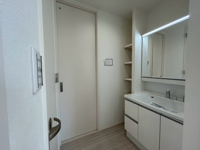 糸満市大里　１号棟　築浅戸建の独立洗面台|脱衣室