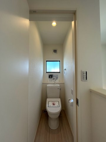 糸満市大里　１号棟　築浅戸建のトイレ|2階トイレ