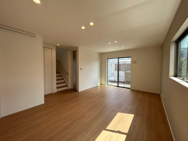 糸満市大里　１号棟　築浅戸建の居間・リビング|リビング17.6帖