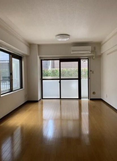 中野区中野３丁目の賃貸マンションの居間・リビング
