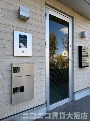 東大阪市御厨中２丁目のアパートのエントランス