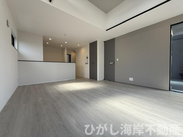 茅ヶ崎市西久保　新築戸建　全４棟の居間・リビング|17.5帖　勾配天井のLDK