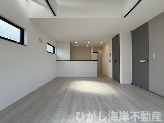 茅ヶ崎市西久保　新築戸建　全４棟のダイニング|17.5帖　勾配天井のLDK
