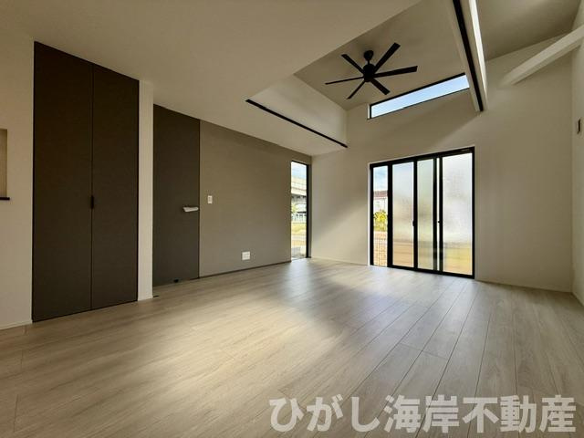 茅ヶ崎市西久保　新築戸建　全４棟の居間・リビング|17.5帖　勾配天井のLDK
