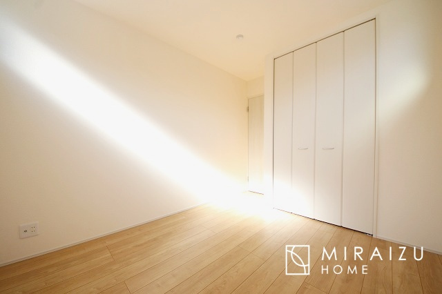 【子供部屋】 | 床のフローリングもオシャレな洋室が嬉しいです。独立性のある住宅ですので、各居室それぞれ、テイストの違うお部屋インテリア造りをしても面白いかもしれませんね！