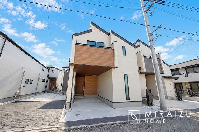 【外観】 | 青く澄み渡った綺麗な空と、陽の光をたっぷりと受ける、そんな新築住宅で新生活をスタートしてみませんか？見学・ご相談等、ミライズホーム(株)までお気軽にご連絡下さい。