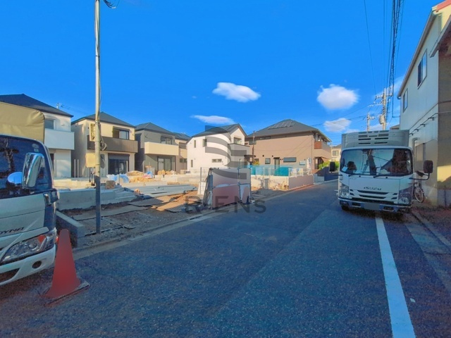 【前面道路含む現地写真】 | 練馬区高松６丁目　新築戸建て　３号棟 | 南側5.5ｍ道路に面し、陽当り良好で開放感がございます