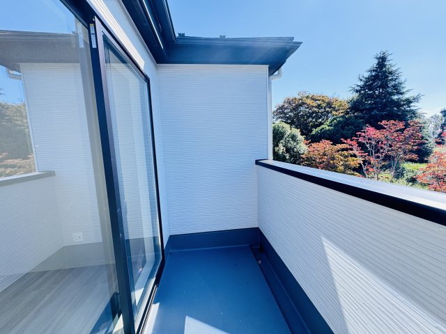 柏市柏新築戸建【高田小学校：7分】のバルコニー|寝室前南向きワイドバルコニー・日当たり良好♪