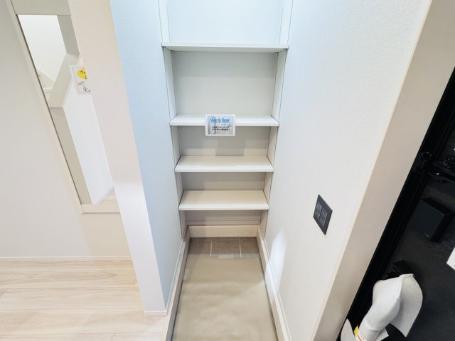 柏市柏新築戸建【高田小学校：7分】の玄関|玄関ホール横・シューズインクローク