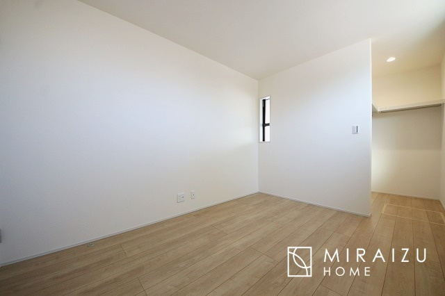 【子供部屋】 | お子様のお部屋にも主寝室にも使えますね。窓が二面についていますので採光もばっちり、空気の入れ替えもOK！自分のお部屋を持ちたいお子様の夢を叶えます！