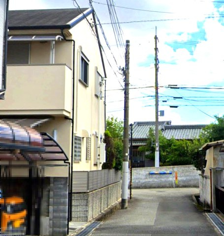 山本南1丁目の前面道路含む現地写真|角地の中古一戸建ては他の建物との隣接面が少ないので開放感があります
