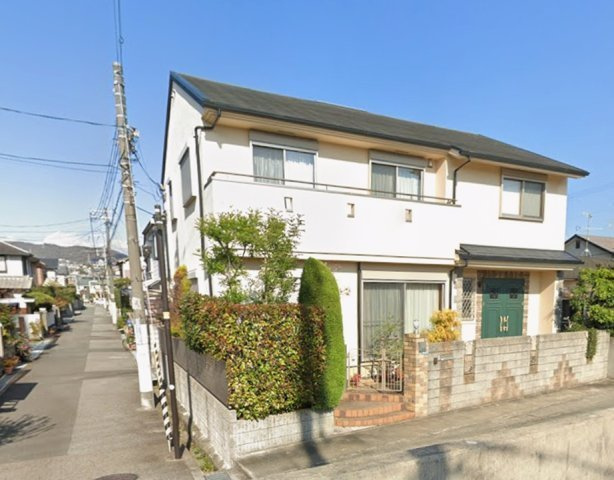 山本南1丁目の外観|三井ハウス施工の注文建築
上質感漂う玄関へのアプローチ。居住者の帰り、訪れる方を優しく迎える・安らぎに満ちた生活空間を予感させる。健やかな暮らしを楽しめそう
