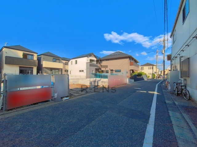 【前面道路含む現地写真】 | 練馬区高松６丁目　新築戸建て　４号棟 | 南側5.5ｍ道路に面し、陽当り良好で開放感がございます